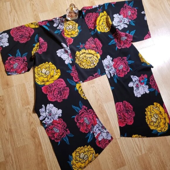 Pretty floral cover up/blouse. - Picture 2 of 11